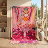 Alfombra bereber Boujad de lana artesanal en tonos rosa y fucsia con motivos tribales bereberes