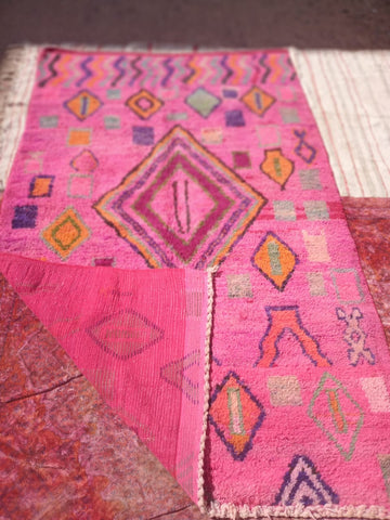 Alfombra Boujad Marroquí Artesanal en Rosa Fucsia Vibrante - Lana Natural