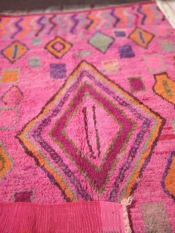 Alfombra Boujad Marroquí Artesanal en Rosa Fucsia Vibrante - Lana Natural
