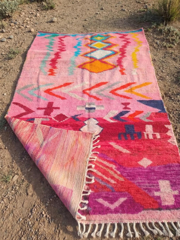 Alfombra Bereber Boujad Artesanal de Lana - Rosa Fucsia y Multicolor